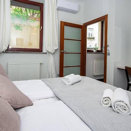 Inpoint 2-Bedrooms Apartment With Private Garden And Free Parking Krakow Bagian luar foto