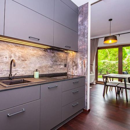 Inpoint 2-Bedrooms Apartment With Private Garden And Free Parking Krakow Bagian luar foto