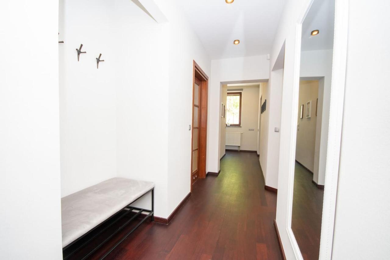 Inpoint 2-Bedrooms Apartment With Private Garden And Free Parking Krakow Bagian luar foto