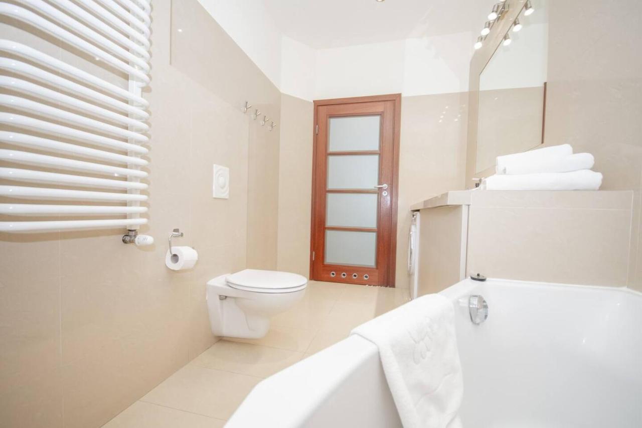 Inpoint 2-Bedrooms Apartment With Private Garden And Free Parking Krakow Bagian luar foto
