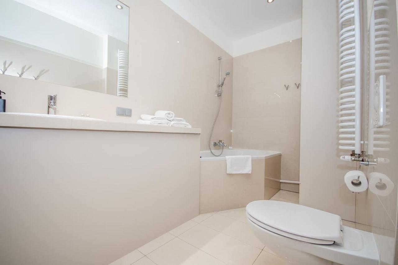 Inpoint 2-Bedrooms Apartment With Private Garden And Free Parking Krakow Bagian luar foto