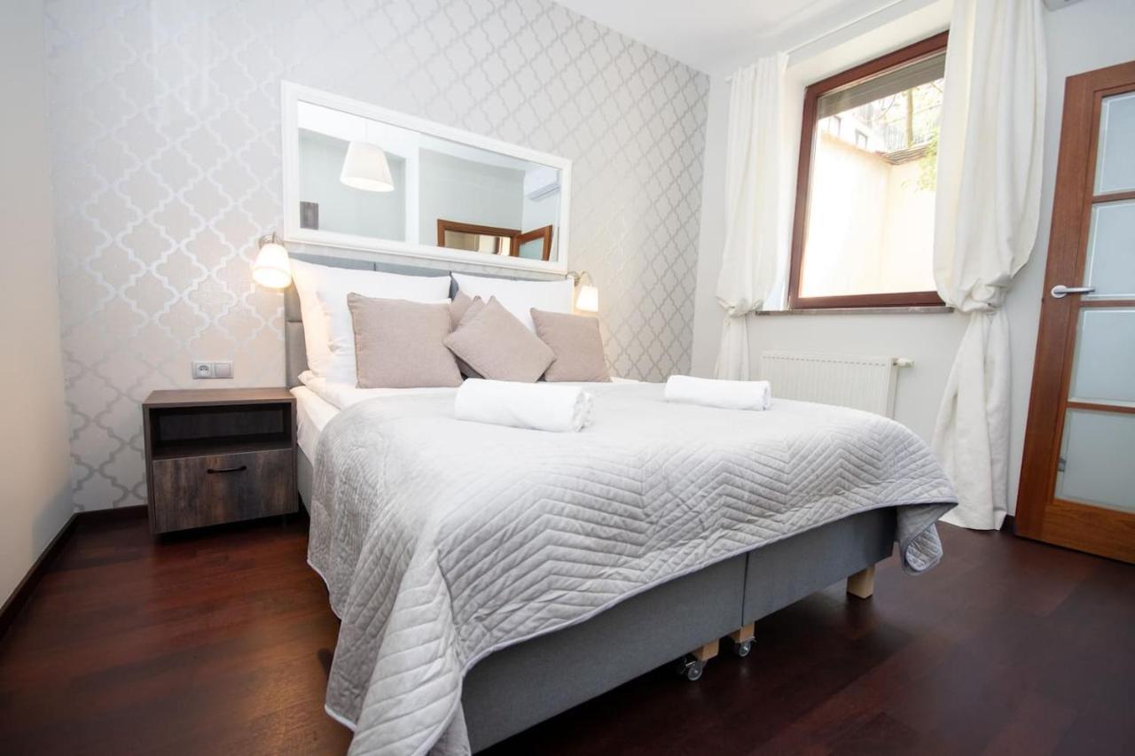 Inpoint 2-Bedrooms Apartment With Private Garden And Free Parking Krakow Bagian luar foto