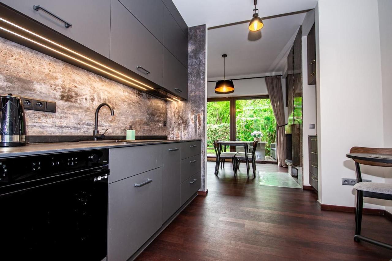 Inpoint 2-Bedrooms Apartment With Private Garden And Free Parking Krakow Bagian luar foto