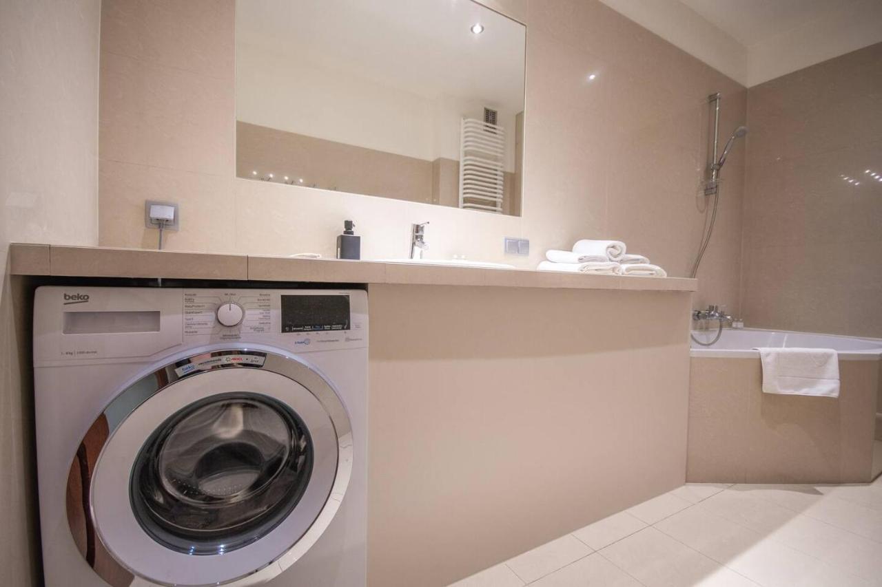 Inpoint 2-Bedrooms Apartment With Private Garden And Free Parking Krakow Bagian luar foto